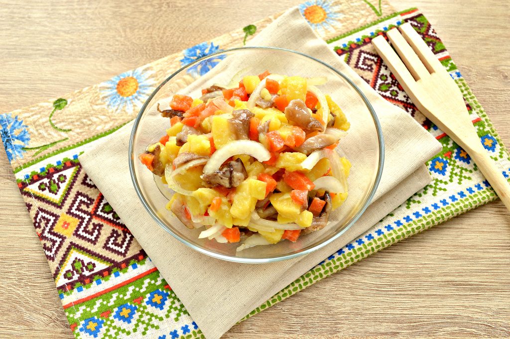 Овощной салат с маринованными опятами