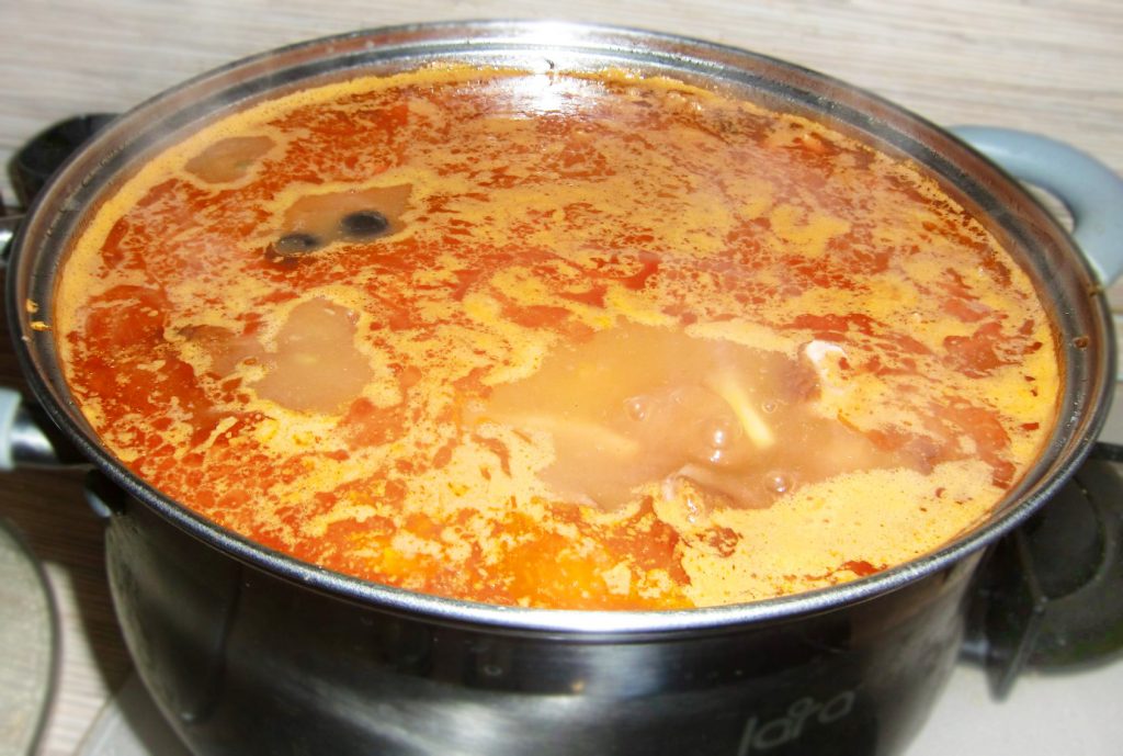 Сборная мясная солянка – вкусный суп по-наумовски
