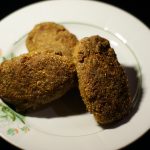 Фото рецепта - Ароматные свиные котлеты в сухарях - шаг 7