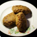 Фото рецепта - Ароматные свиные котлеты в сухарях - шаг 7