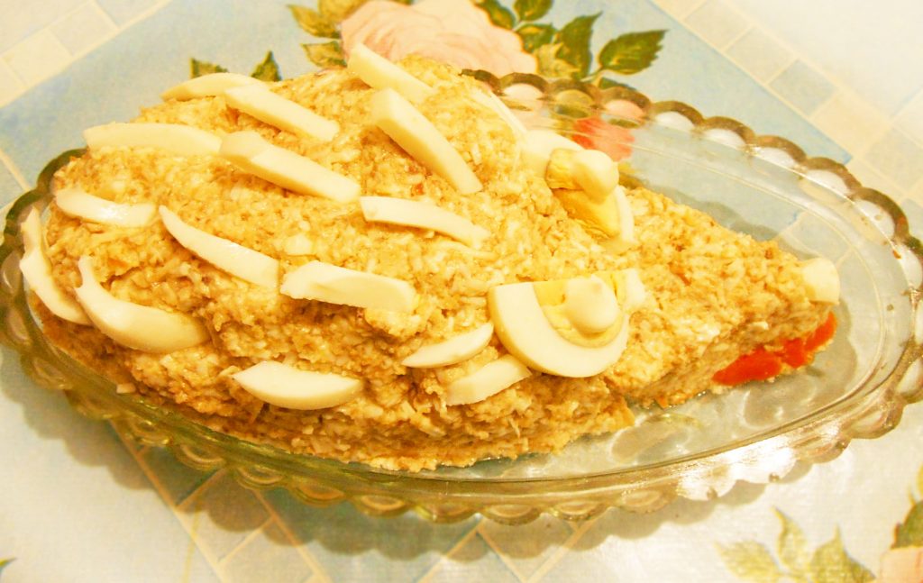 Грибной салат «Сытый ёжик» с сыром и яйцами