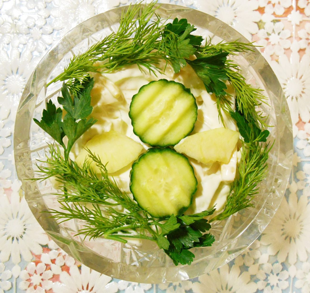 Огуречный салат «Весенняя нежность» с яблоком и сыром