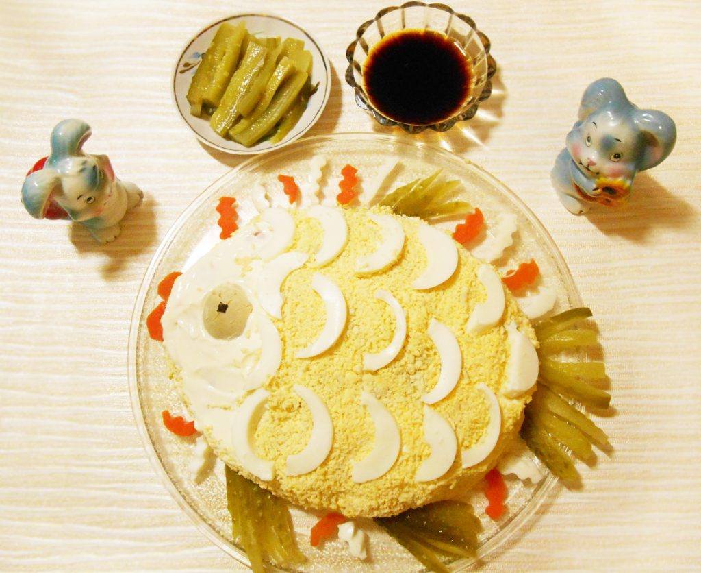 Слоёный салат с горбушей, рисом и яйцами