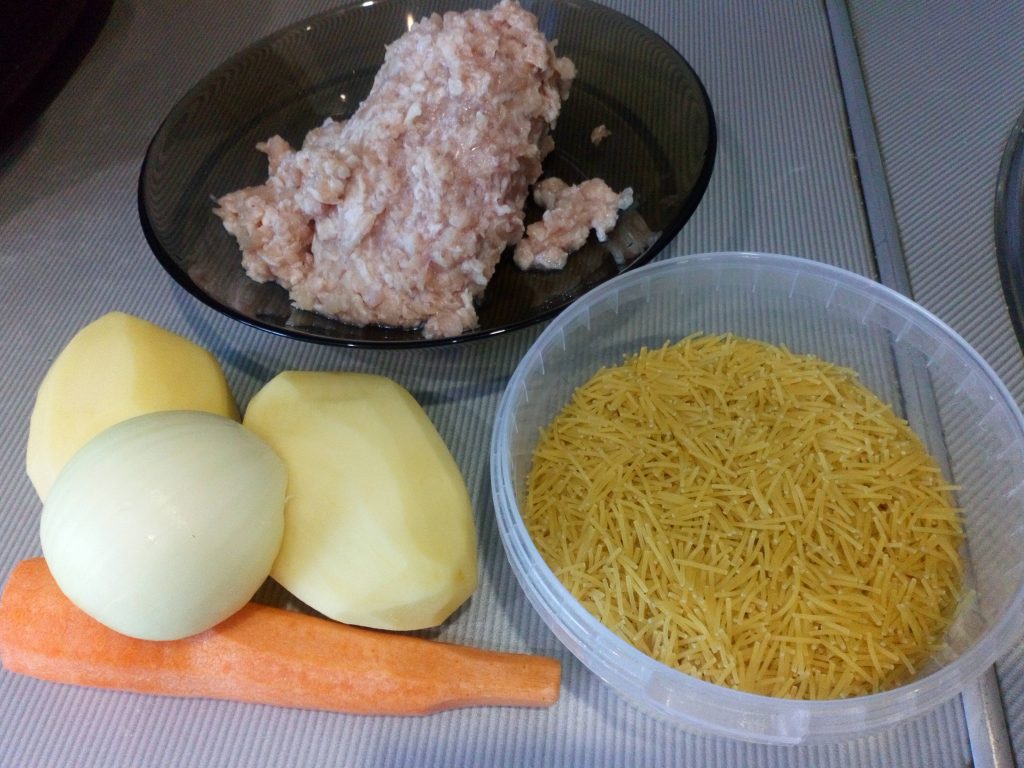 Фото рецепта - Вкусный суп с куриными фрикадельками и вермишелью - шаг 1