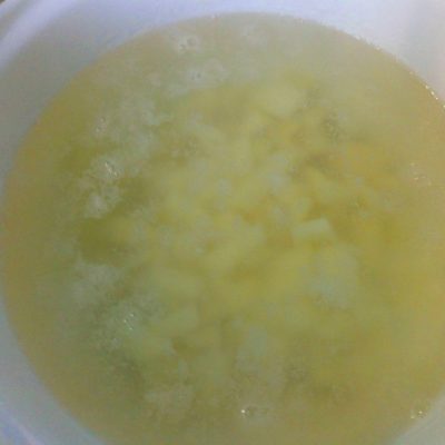 Фото рецепта - Вкусный суп с куриными фрикадельками и вермишелью - шаг 2