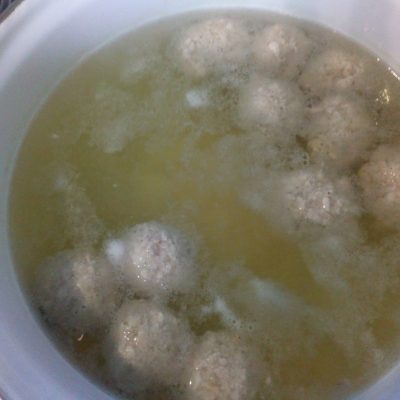 Фото рецепта - Вкусный суп с куриными фрикадельками и вермишелью - шаг 3
