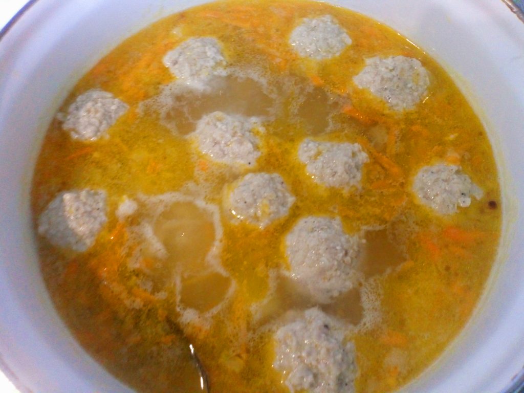 Фото рецепта - Вкусный суп с куриными фрикадельками и вермишелью - шаг 5