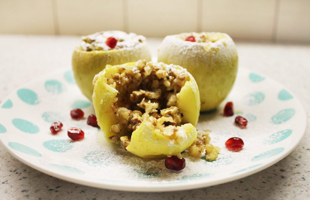 Фаршированные яблоки с медом и орехами за 5 минут