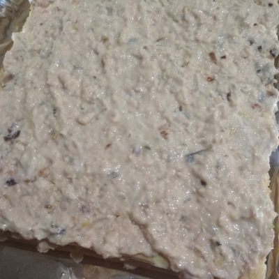 Фото рецепта - Праздничный пирог из коржей и рыбной консервы (без выпечки) - шаг 5