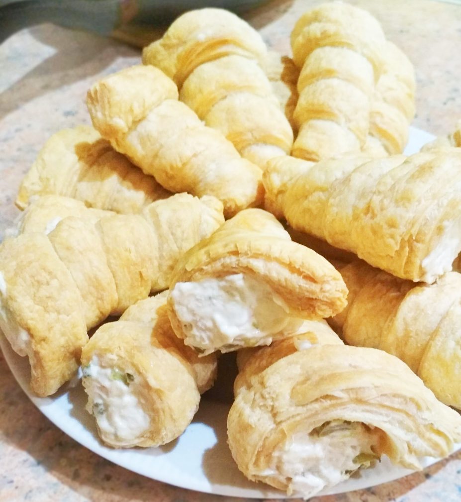 Закусочные трубочки с салатом из курицы и огурца
