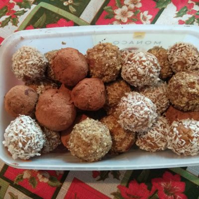 Фото рецепта - Домашние конфеты из сахарного печенья с бананами - шаг 6