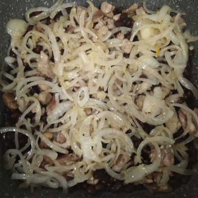 Фото рецепта - Запеченная фасоль с куриной грудкой под сырной шубкой - шаг 3