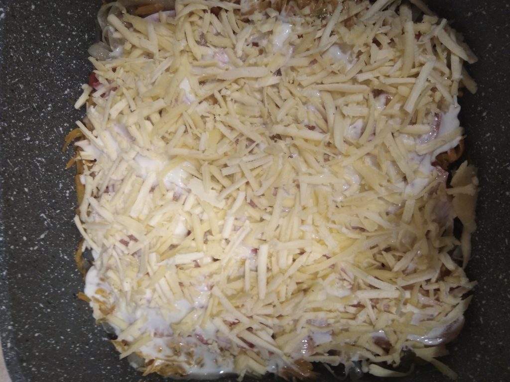 Фото рецепта - Запеченная фасоль с куриной грудкой под сырной шубкой - шаг 6