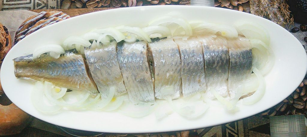 Селедка маринованная с пряностями, по-домашнему.