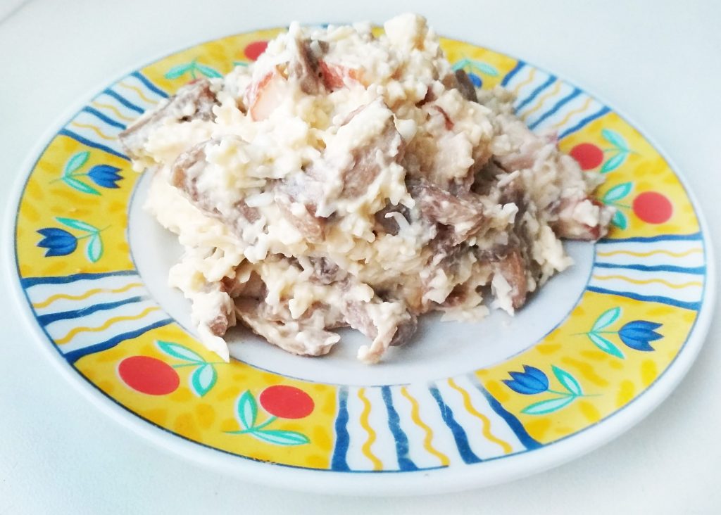 Салат «Любимый муж» с копченой грудкой и грибами