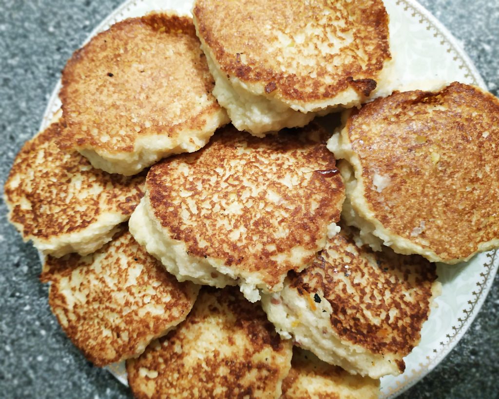 Оладьи из яблок с манкой