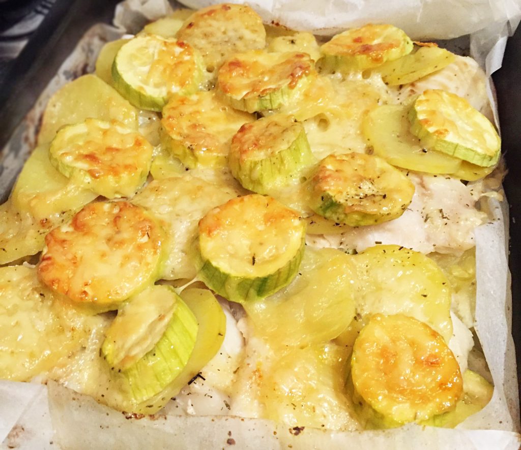 Треска, запеченная с кабачками и картошкой