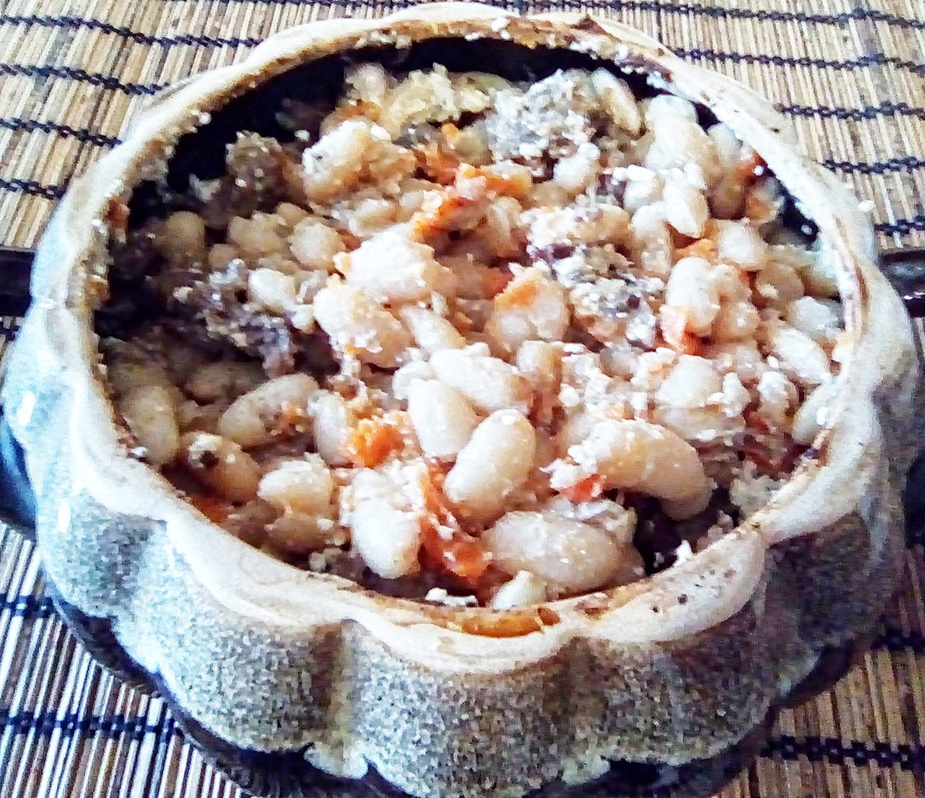 Красная фасоль с мясом, запеченная в горшочке