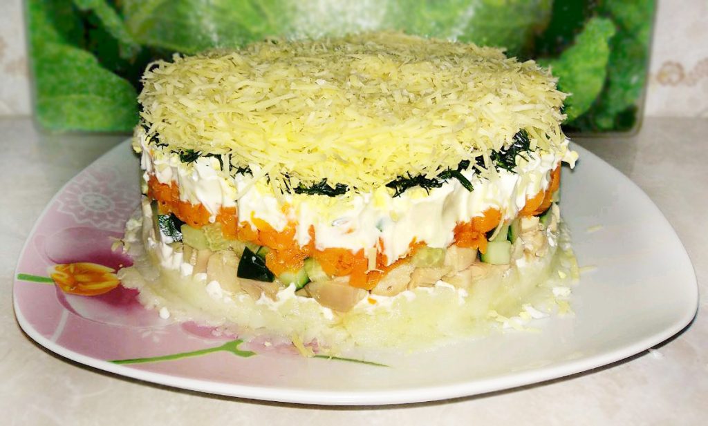 Овощной слоеный салат с копчёной курицей