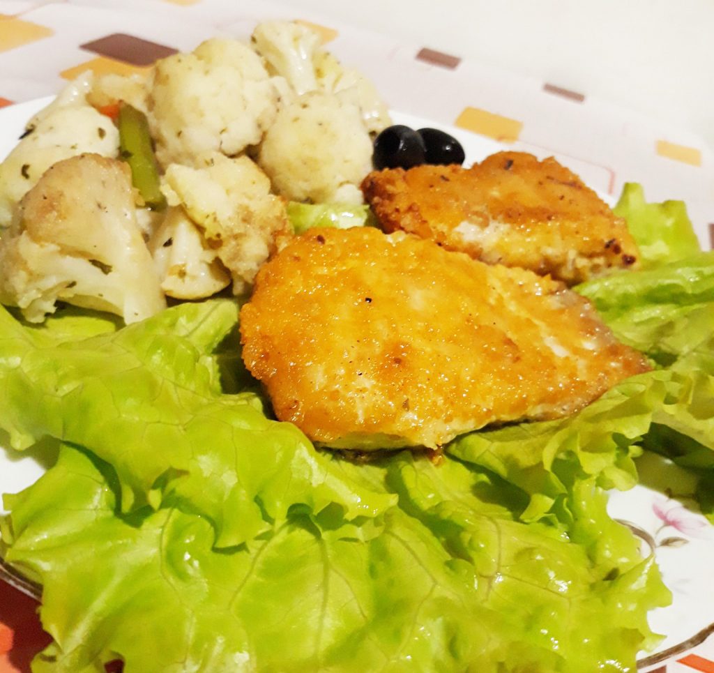 Жаренная рыбка в панировке с овощами