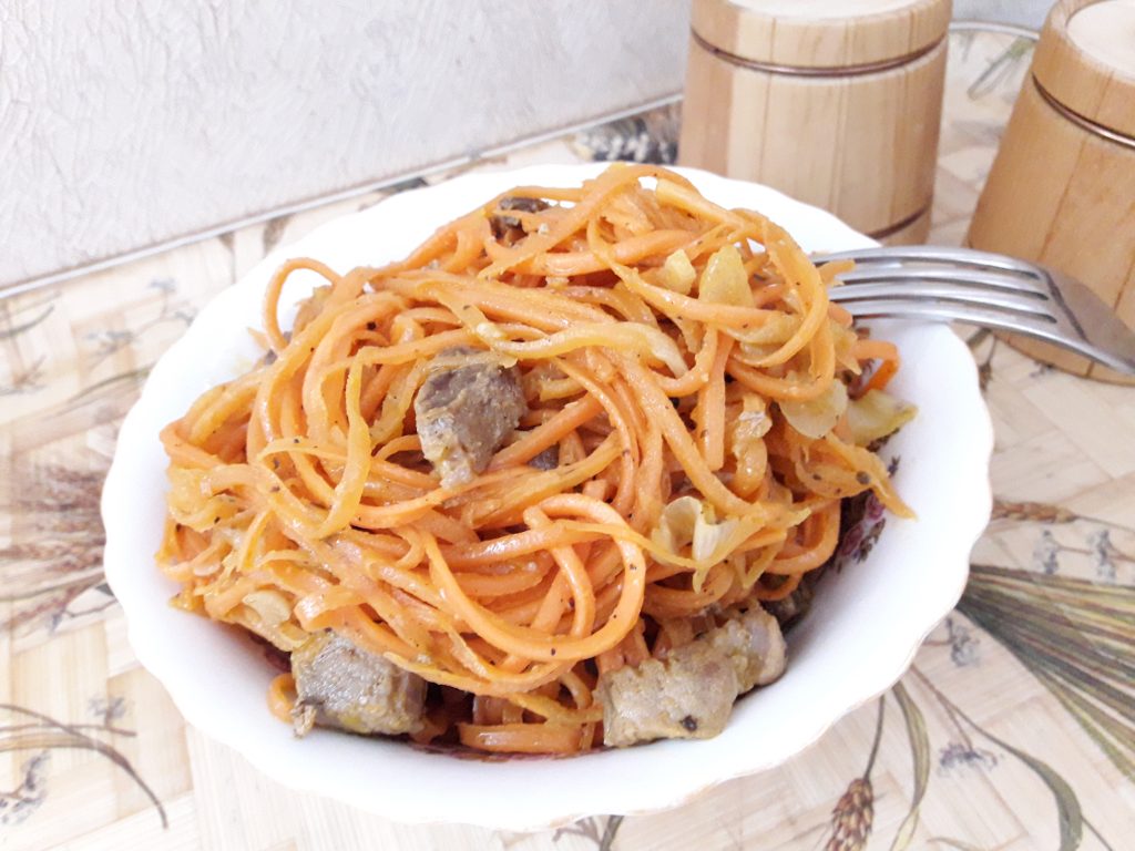 Томленая корейская морковь с луком и мясом (теплый салат)