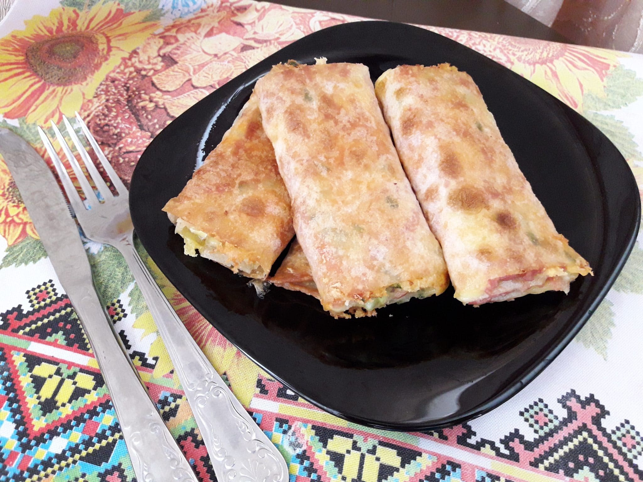 Рулеты с лавашом на ужин. Жареные рулетики из лаваша. Фаршированный лаваш. Жареный рулет из лаваша начинки. Рулет из лаваша с крабовыми палочками.