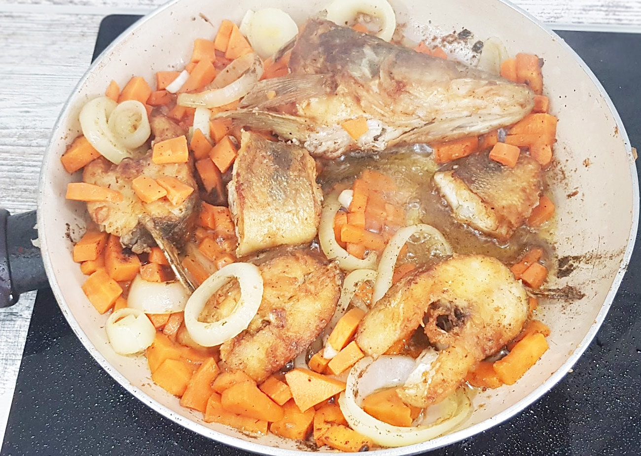 Судак рыба жареная. Рыба жареная. Судак в сметане на сковороде. Судак рецепты на сковороде с луком. Судачки жареные.