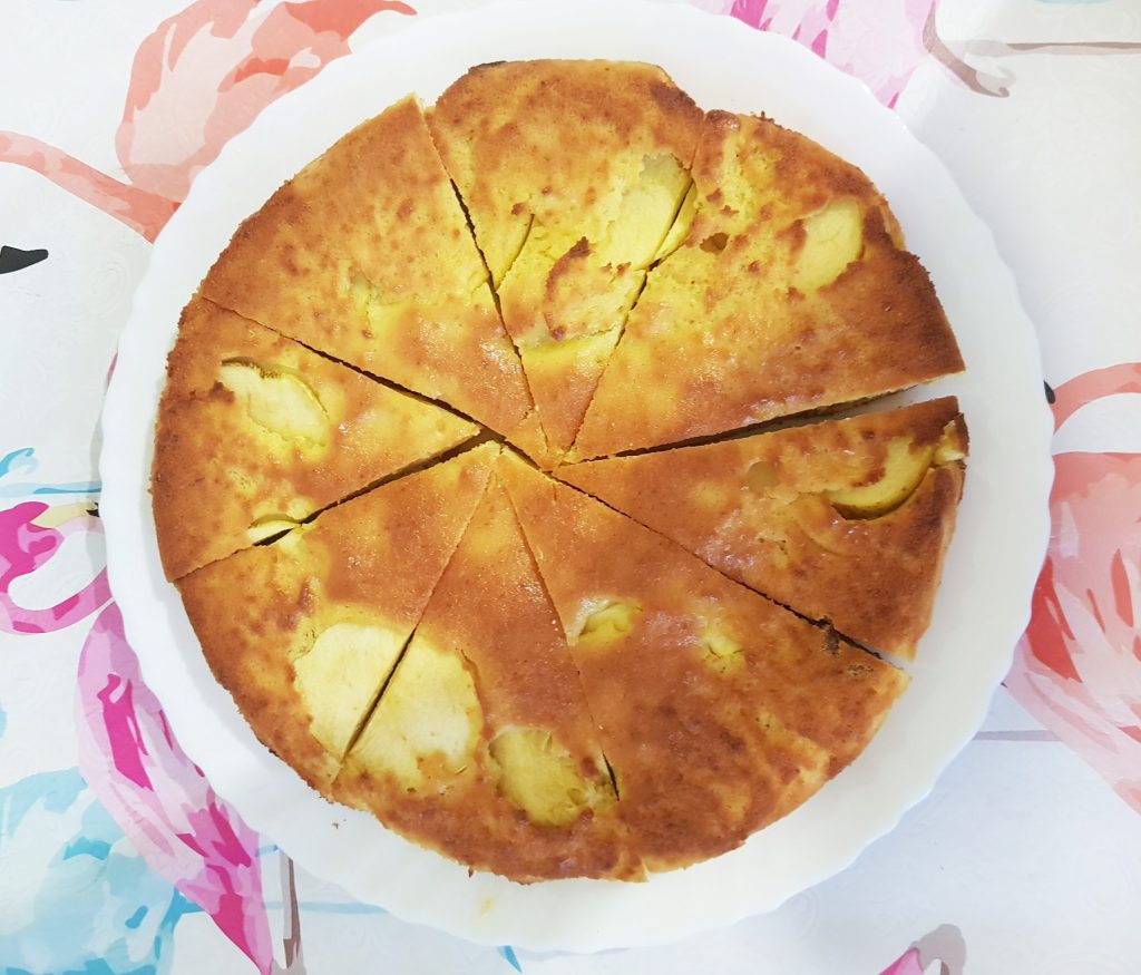 Шарлотка с яблоками — заливной пирог