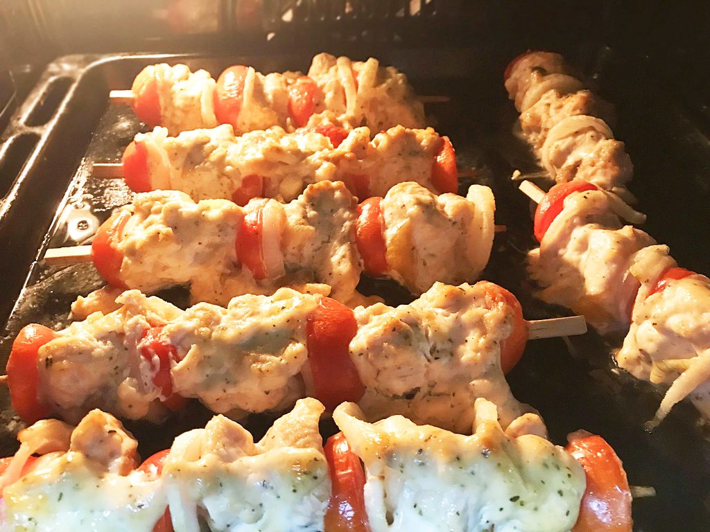 Шашлык из форели с томатами в духовке