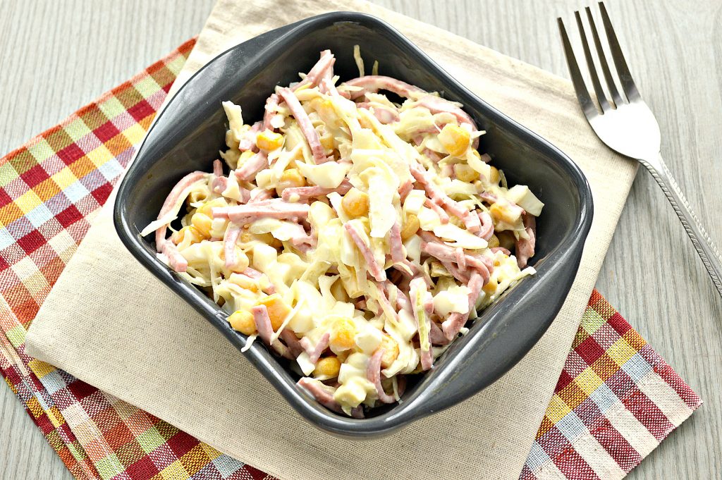 Кукурузный салат с копченой колбасой и капустой