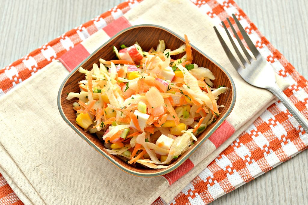 Постный капустный салат с крабовыми палочками и кукурузой