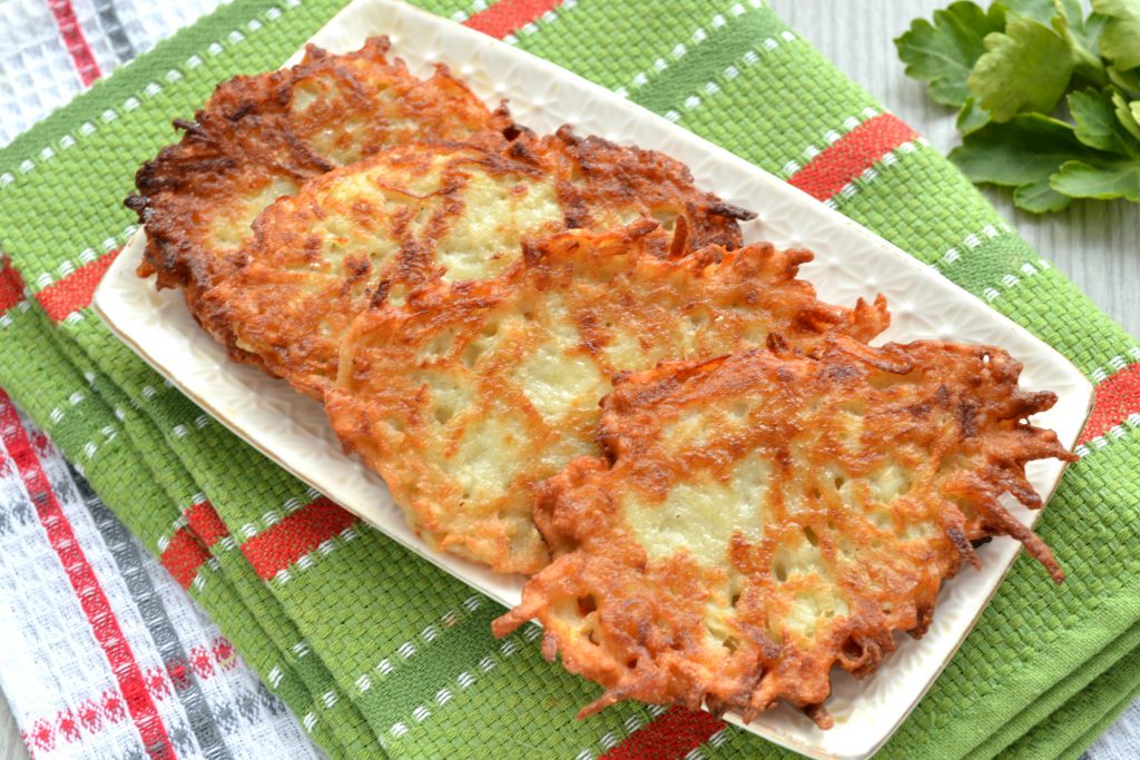 Картофельные оладьи с копченым сыром