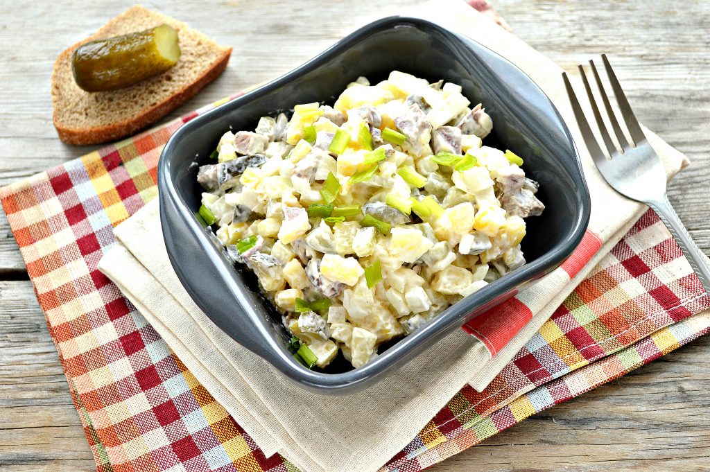 Мясной салат с картофелем и солеными огурцами