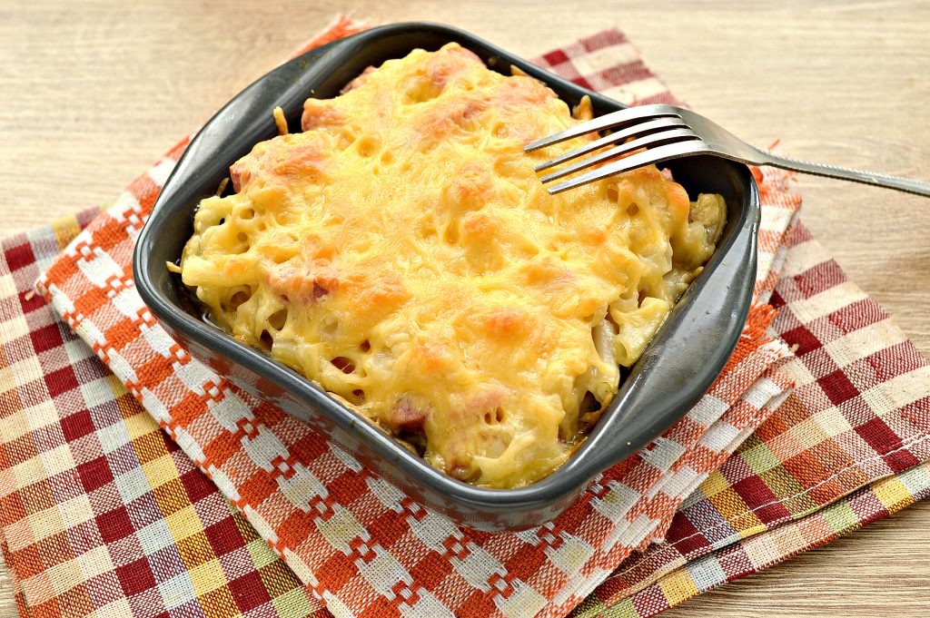 Запеканка из макарон с сосисками и сыром в духовке
