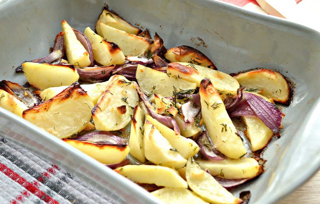 Постный картофель с луком в духовке