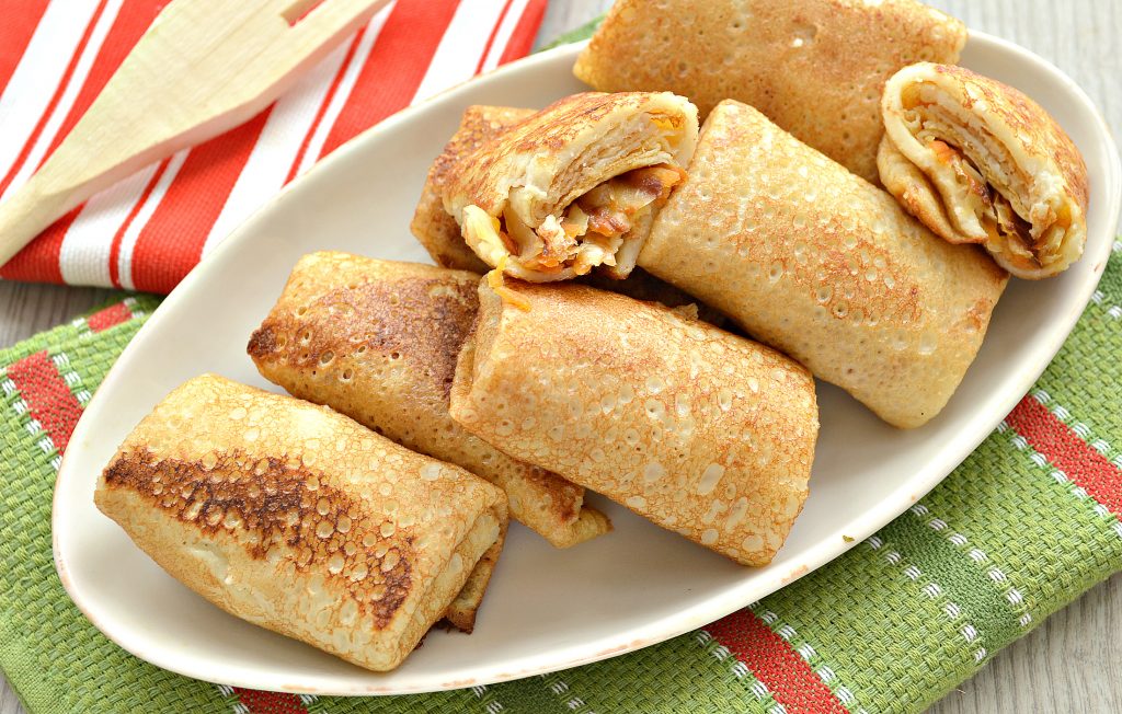 Жареные постные блинчики с капустной начинкой