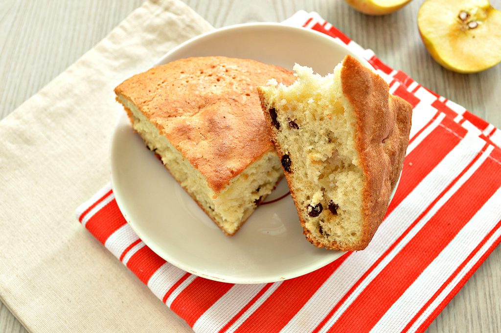 Быстрый яблочный пирог с изюмом