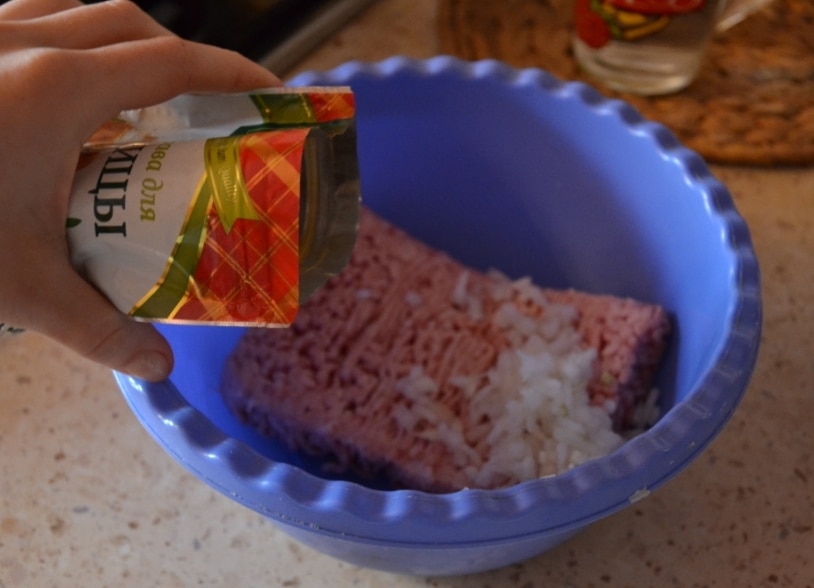 Фото рецепта - Запеченные мясные гнезда с яйцом (котлеты) - шаг 3