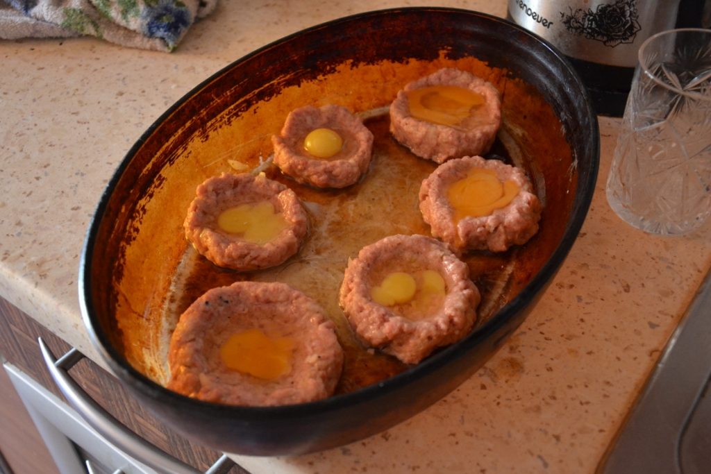 Фото рецепта - Запеченные мясные гнезда с яйцом (котлеты) - шаг 5