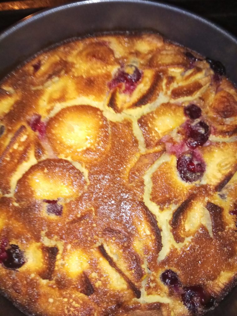 Манник на кефире с яблоками и вишней