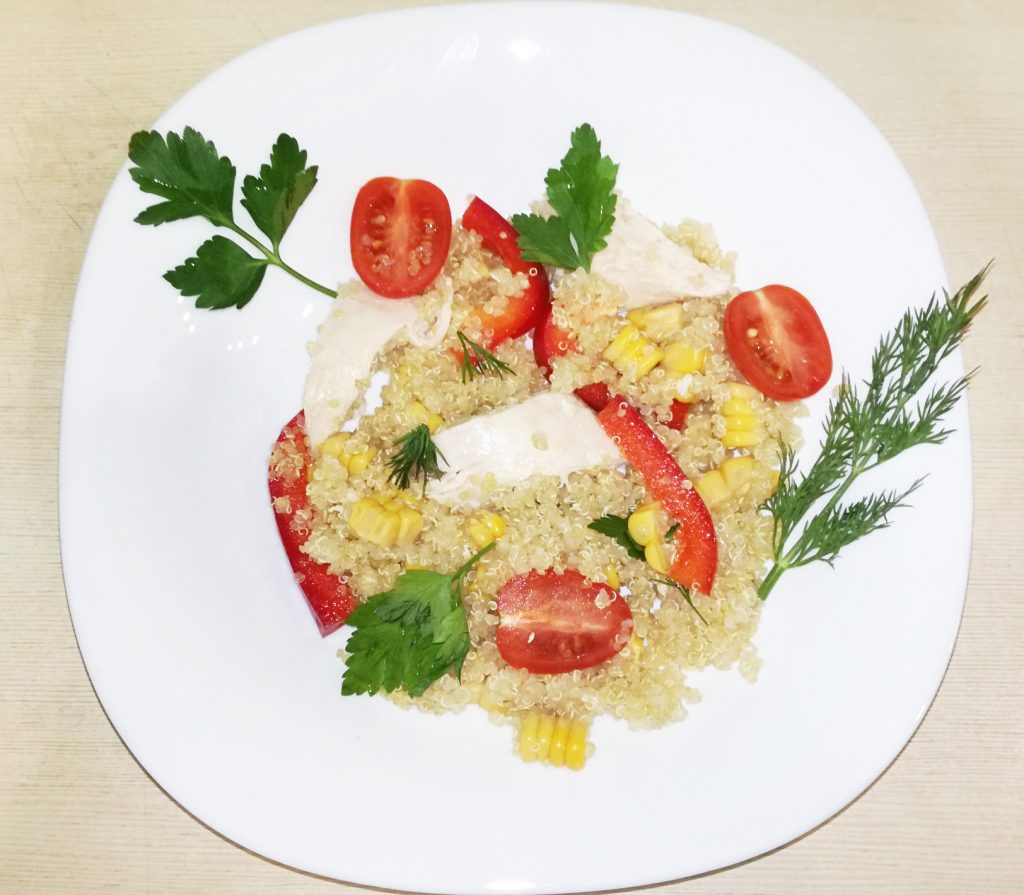 Тёплый салат с курицей и киноа