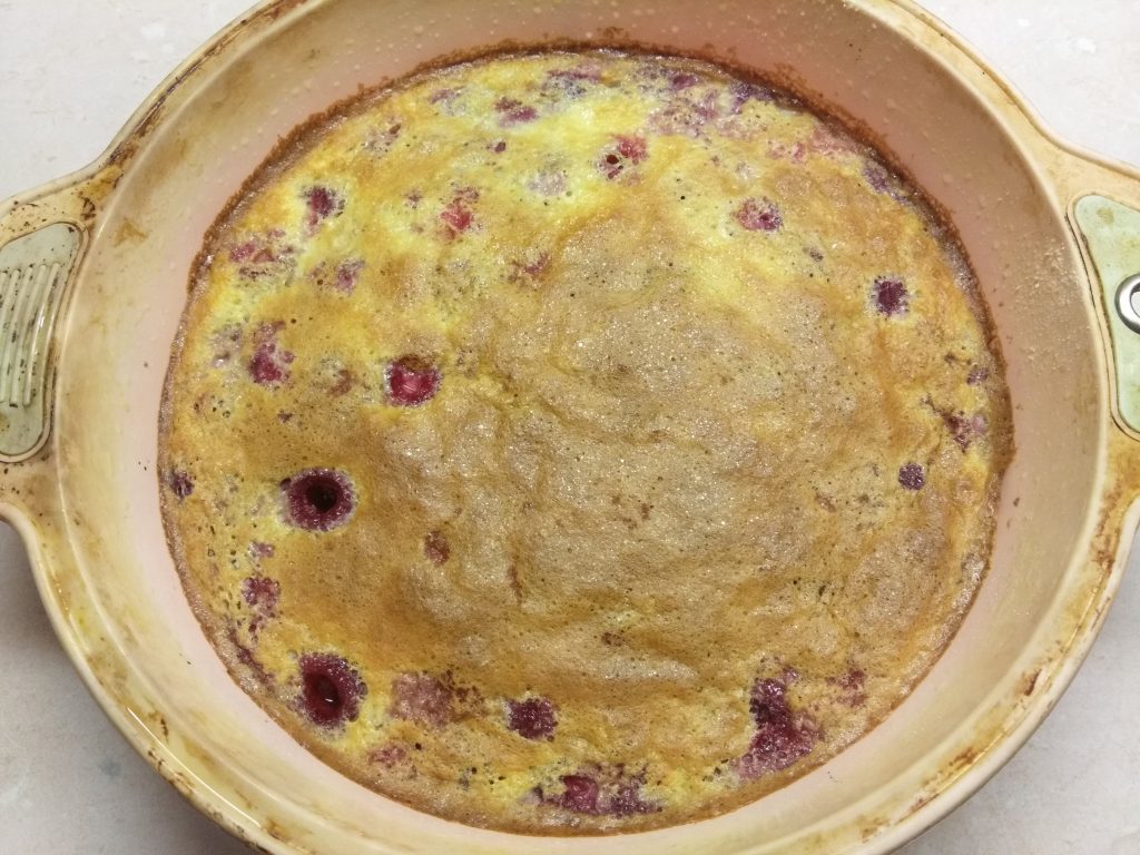Клафутти с малиной — заливной пирог на молоке