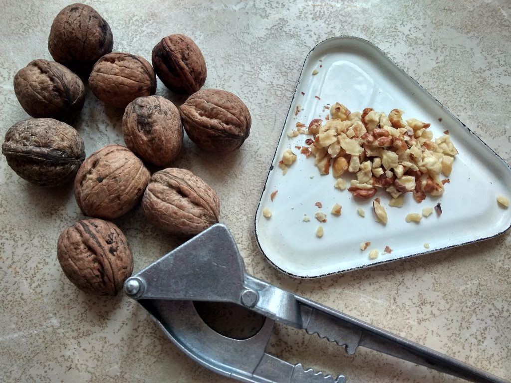 Фото рецепта - Сладкая овсянка с ягодами, изюмом, орехами и медовой заливкой - шаг 3