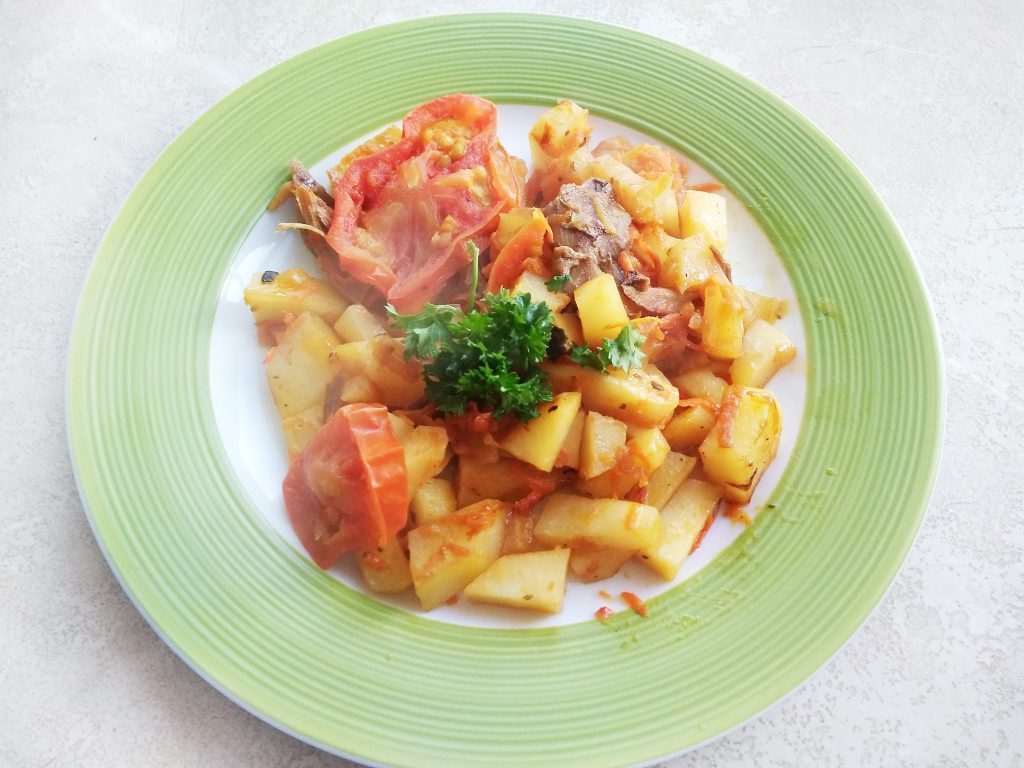 Быстрое картофельное рагу с мясом курицы на сковороде