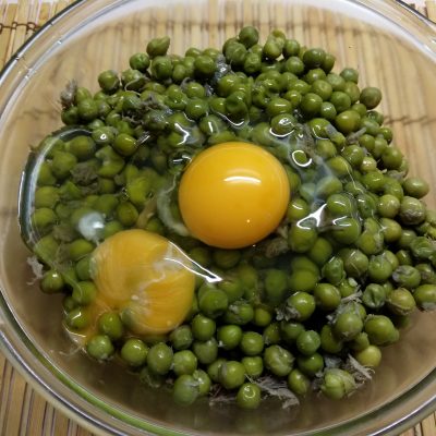 Фото рецепта - Пирог Киш с зеленым горошком и свининой - шаг 5