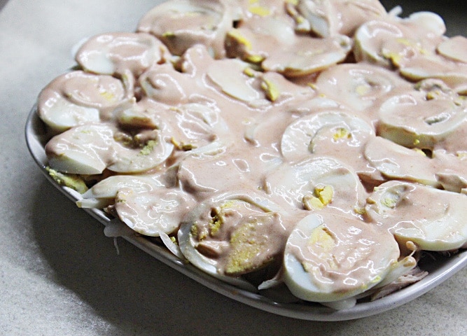 Мясной салат с маринованным луком