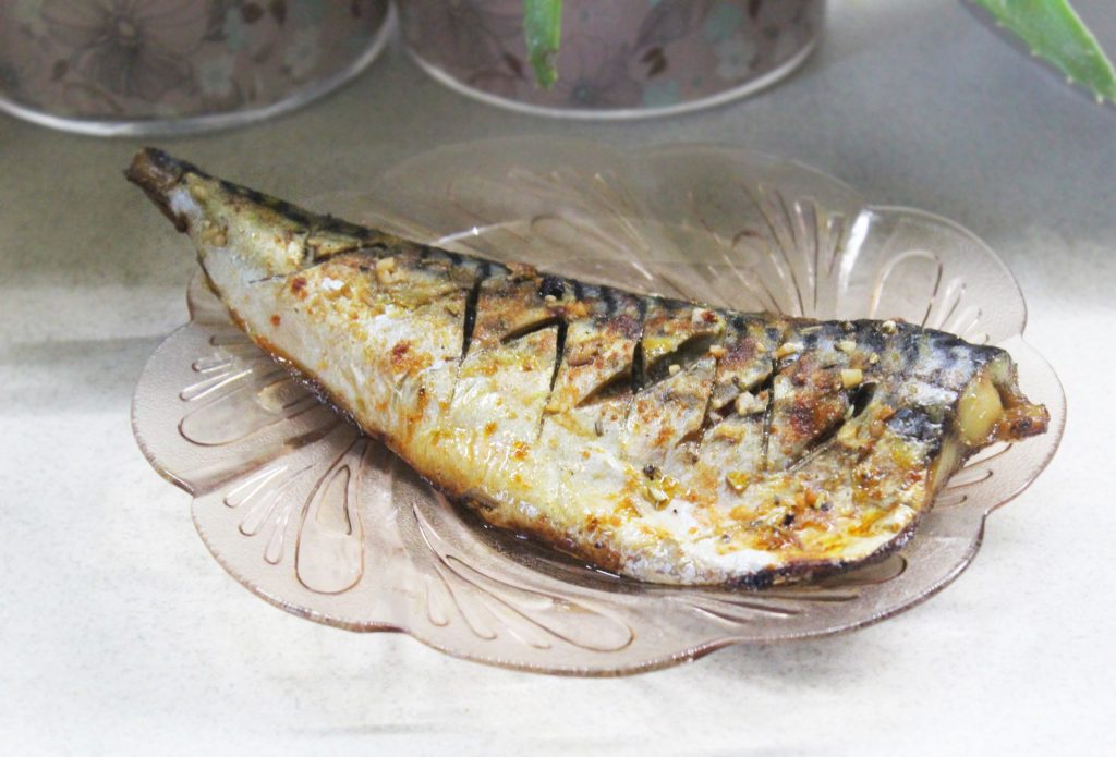 Пикантная скумбрия с чесноком в фольге
