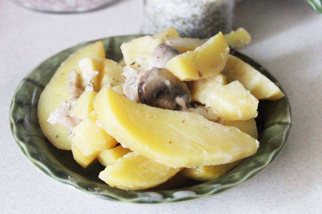 Картофель в духовке с вешенками, шампиньонами в сметане