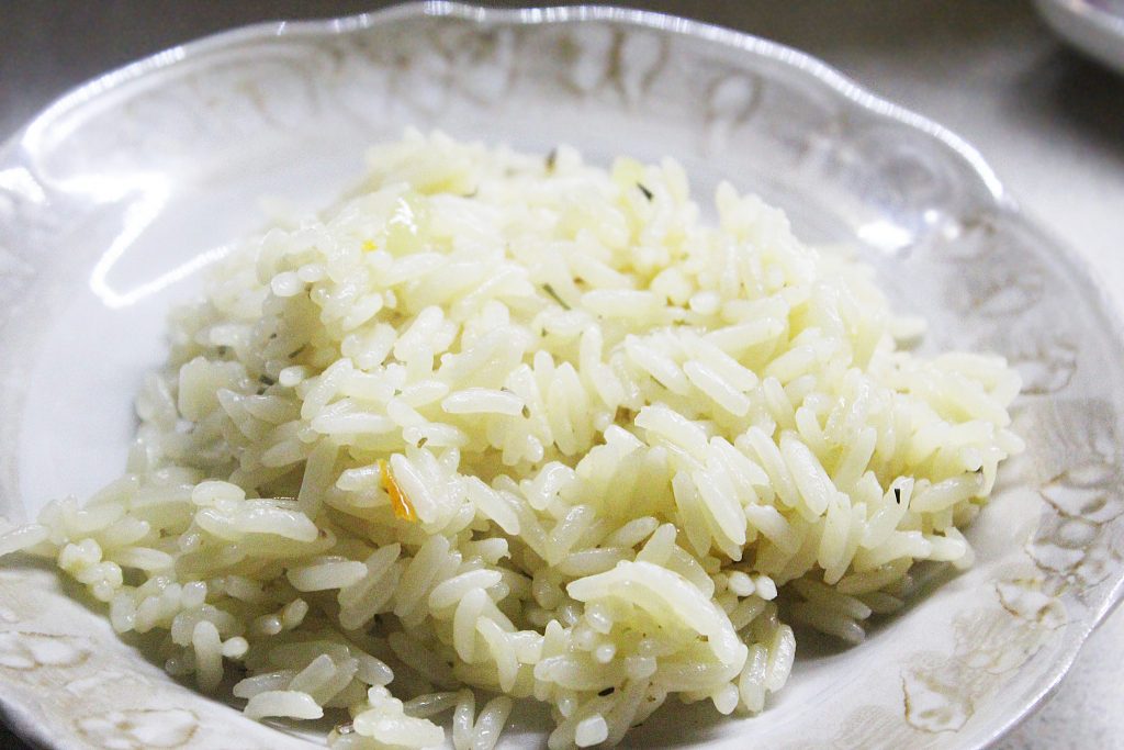 Рис с розмарином и апельсиновой цедрой на сковородке