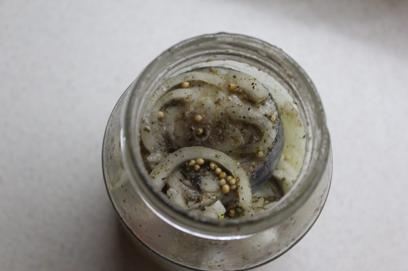 Скумбрия маринованная с семенами горчицы